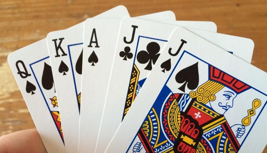 Quan sát các lá bài của đối phương đã đánh để đưa ra quyết định đúng đắn